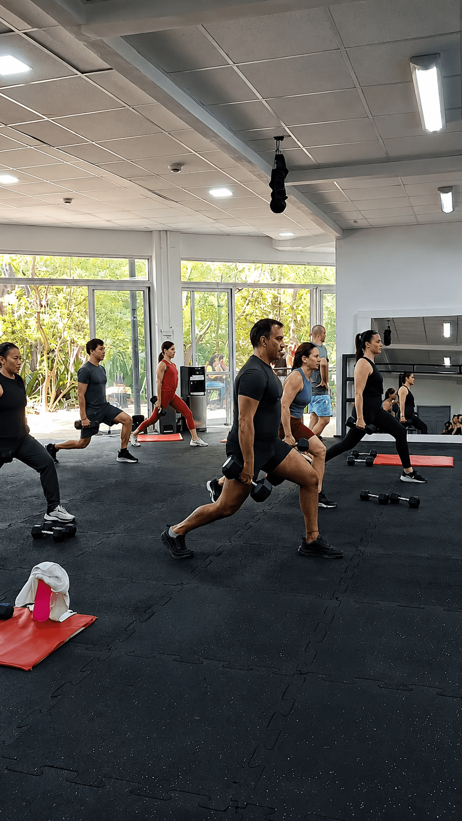 Clase grupal de fuerza en The Functional Room