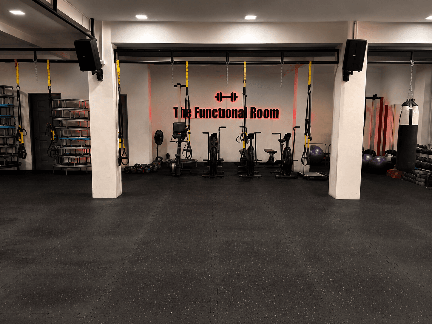 Interior de The Functional Room con el rótulo de neón